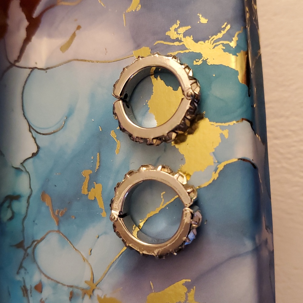 VINTAGE Silver Tone Princess Cut Crystal Hoop Clip On Earrings - Picture 6 of 8